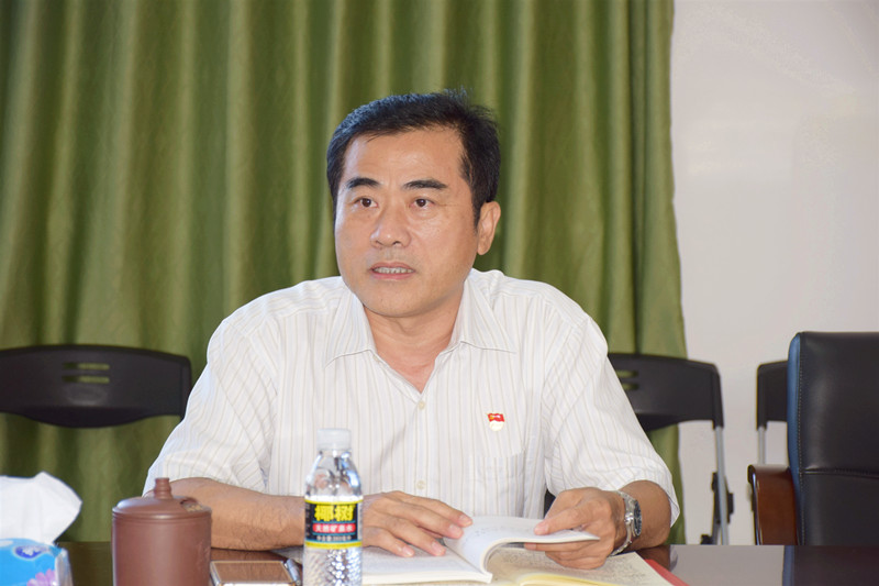 405f3f5027ae6bffc3f2135df73c09c3.jpg 图1:党总支华世佳书记主持“不忘初心、牢记使命”主题教育领导班子读书班(扩大)会议.jpg