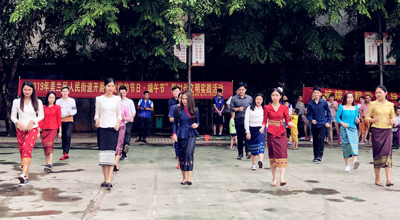cc8cc1f2b84beaca46a8bf4a54cf6f44.jpg 老挝学生舞蹈007.jpg