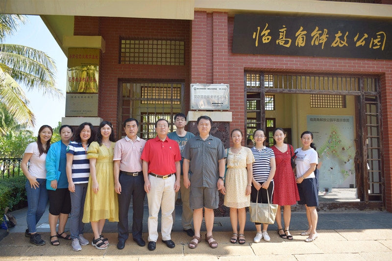 ce3c50cd6419deecb7b634850bc39224.jpg 001:学院全体党员在临高交解放公园门口合影_副本.jpg
