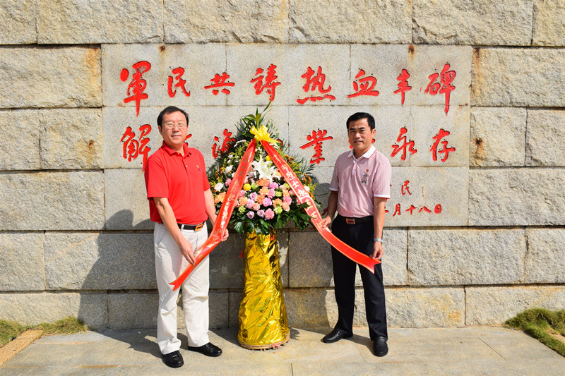 e658151964e972905aae00f4c75e3ad7.jpg 003:党总支书记华世佳、院长杨云升想临高角解放纪念碑敬献花篮_副本.jpg