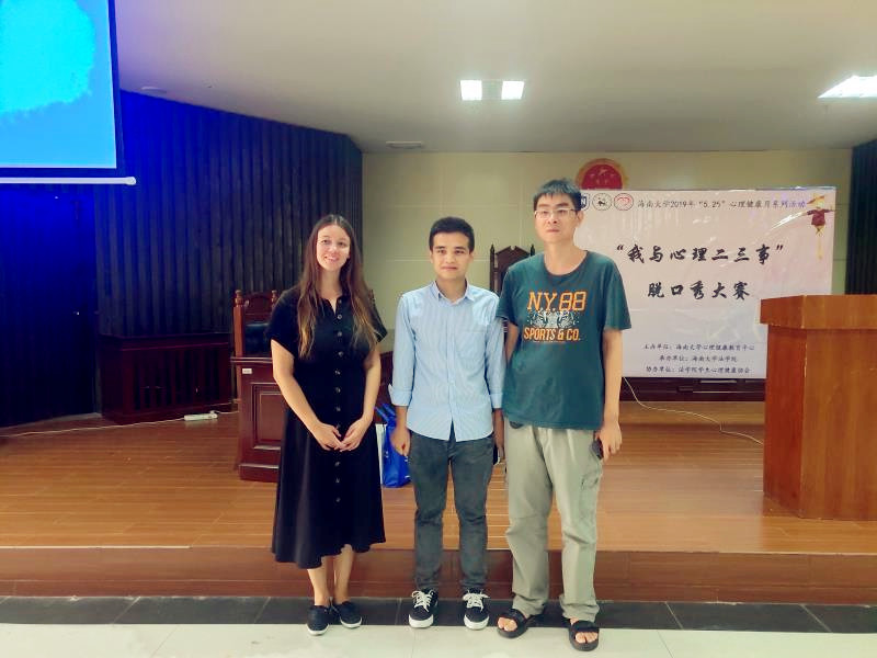 5d8bea96c2bff1b27110840b7449c409.jpg 国际教育学院于飞老师(右一)与俄罗斯留学生倪雅(右三)、阿富汗留学生林雨泽(右二)合影留念.jpg